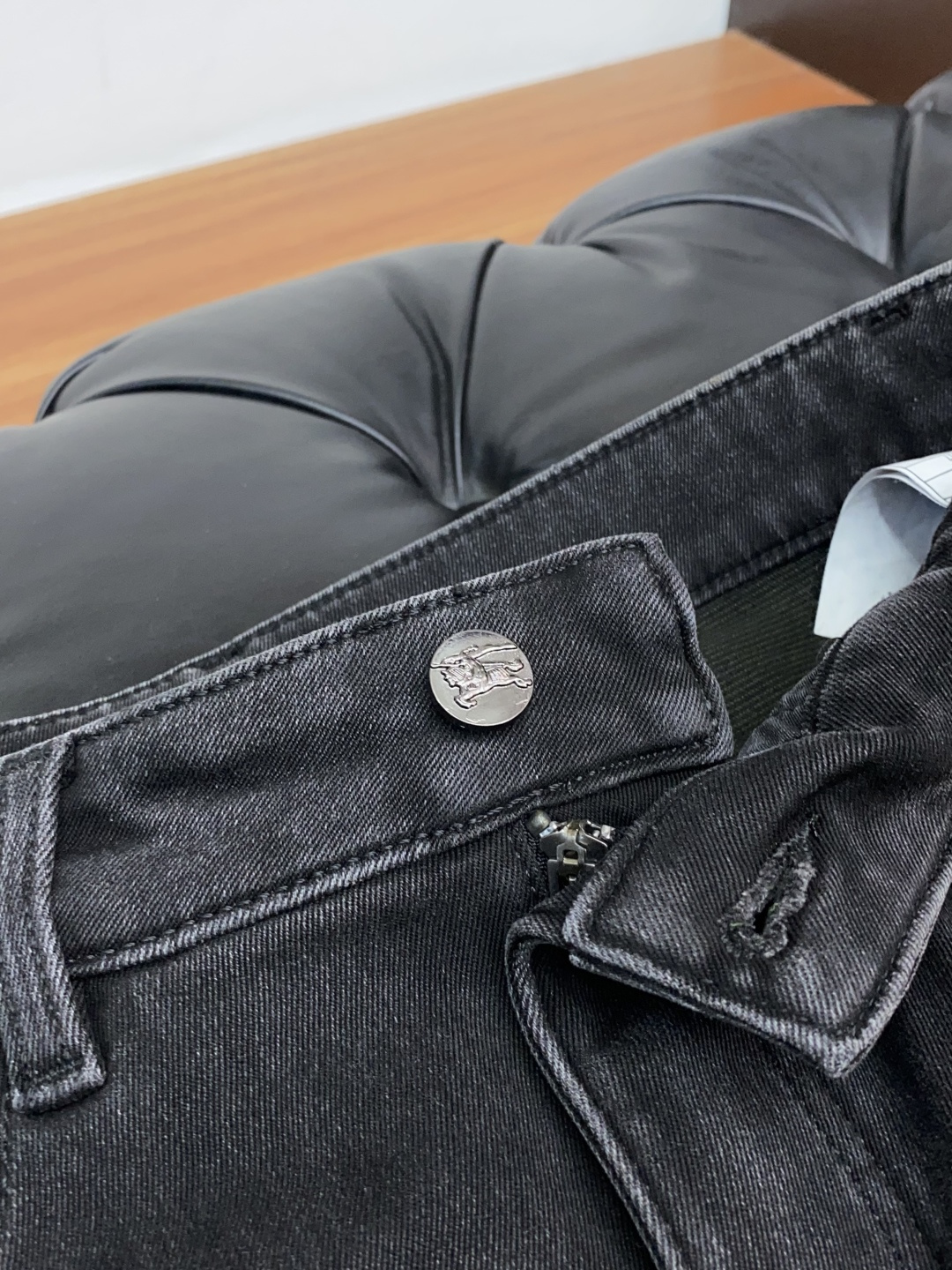 巴宝莉 25年秋冬新款休闲牛仔裤裤 干净利落剪裁，都市风十足 采用精纺面料手感软糯干爽，上身效果挺括有型