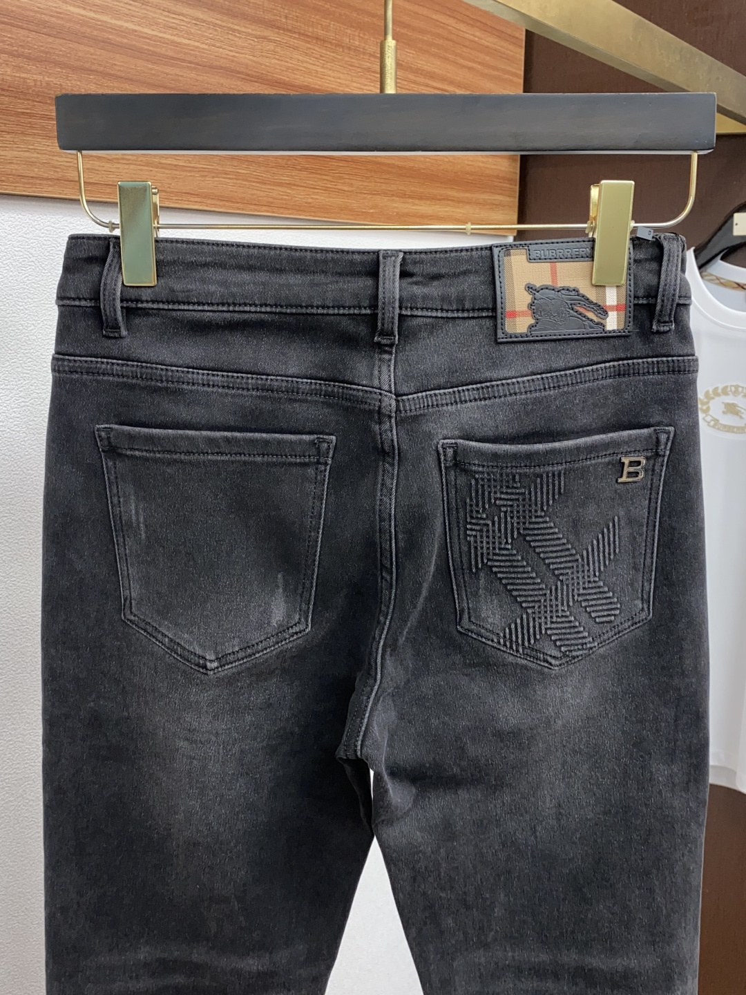 巴宝莉 25年秋冬新款休闲牛仔裤裤 干净利落剪裁，都市风十足 采用精纺面料手感软糯干爽，上身效果挺括有型