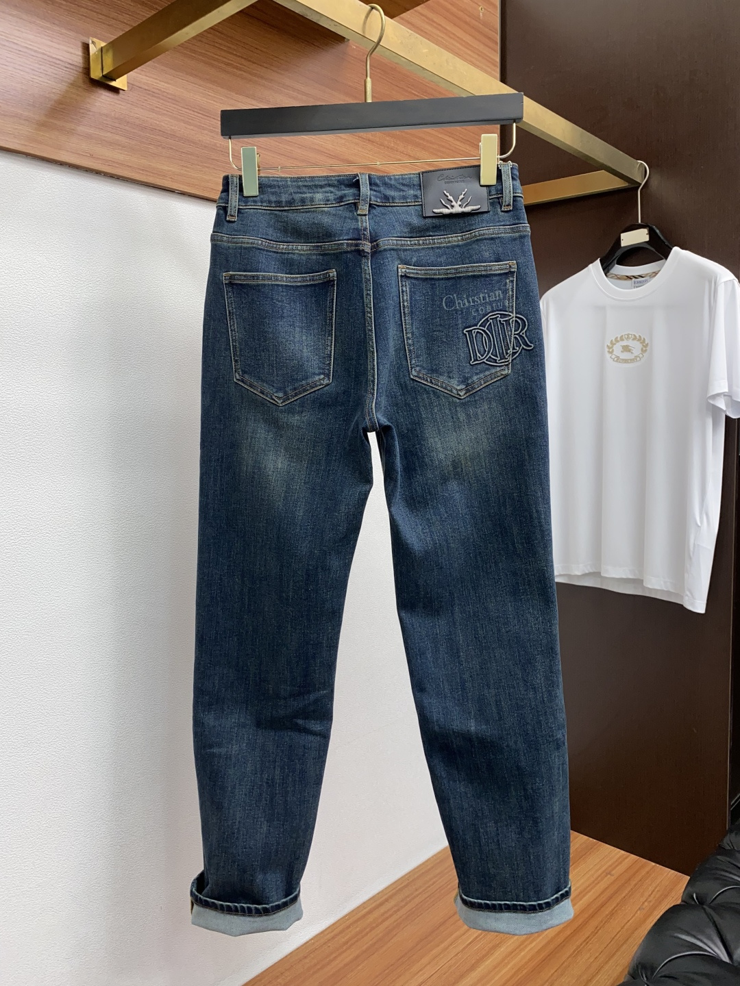 迪奥 25年秋冬新款休闲牛仔裤裤 干净利落剪裁，都市风十足 采用精纺面料手感软糯干爽，上身效果挺括有型。