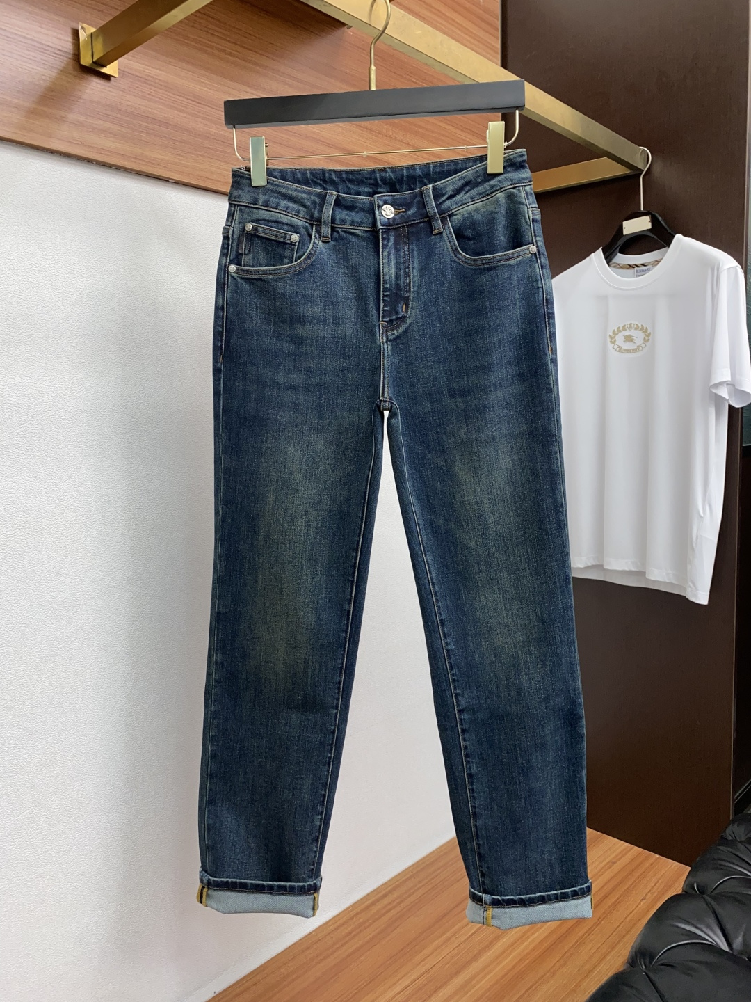 迪奥 25年秋冬新款休闲牛仔裤裤 干净利落剪裁，都市风十足 采用精纺面料手感软糯干爽，上身效果挺括有型。