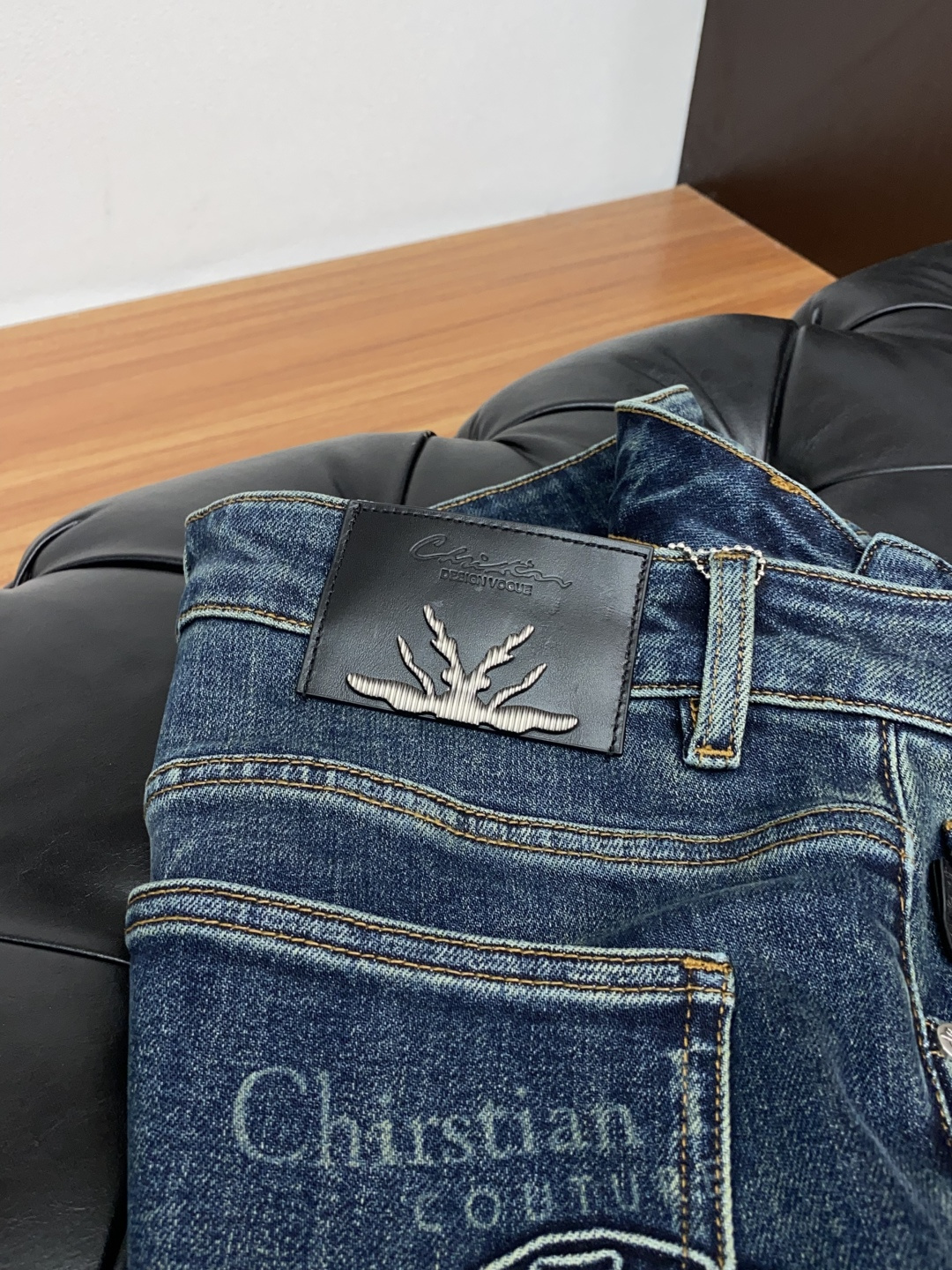 迪奥 25年秋冬新款休闲牛仔裤裤 干净利落剪裁，都市风十足 采用精纺面料手感软糯干爽，上身效果挺括有型。