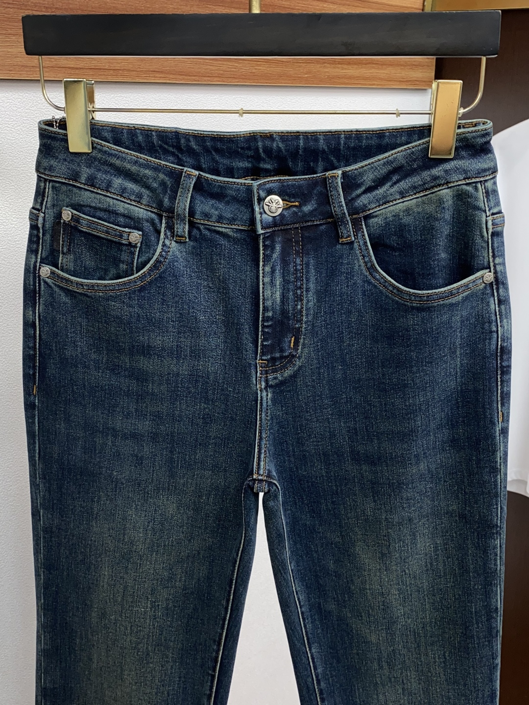 迪奥 25年秋冬新款休闲牛仔裤裤 干净利落剪裁，都市风十足 采用精纺面料手感软糯干爽，上身效果挺括有型。