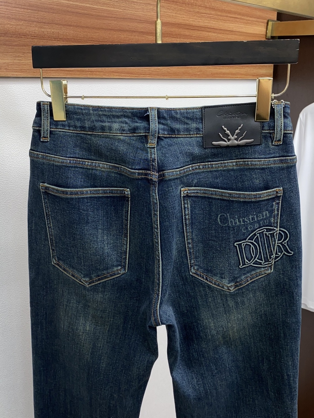 迪奥 25年秋冬新款休闲牛仔裤裤 干净利落剪裁，都市风十足 采用精纺面料手感软糯干爽，上身效果挺括有型。