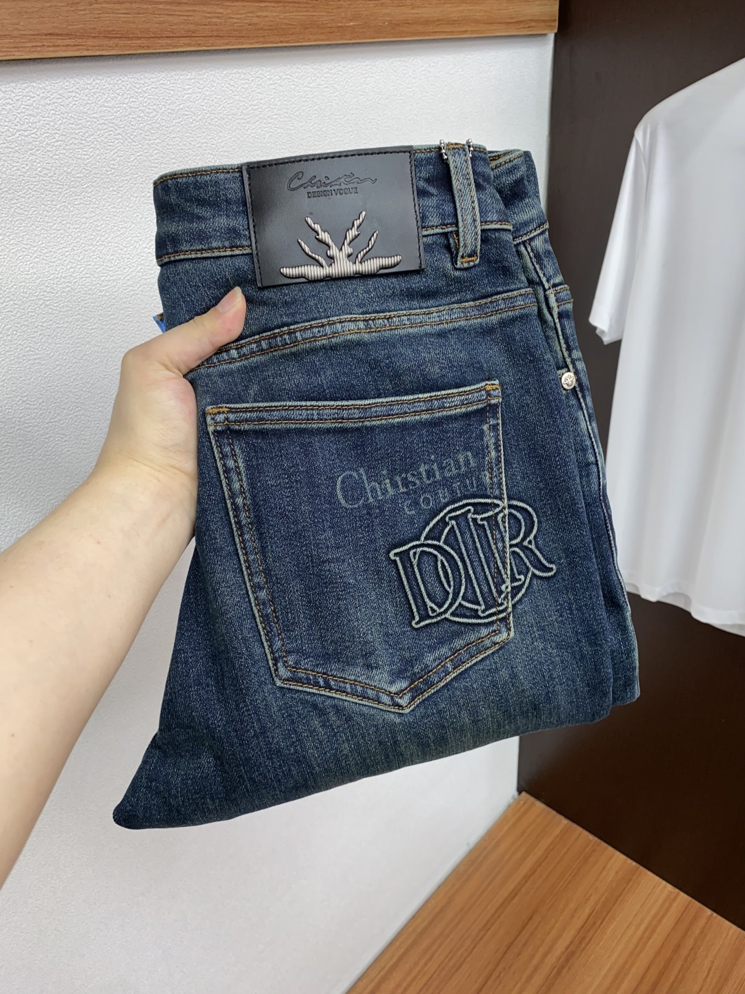 迪奥 25年秋冬新款休闲牛仔裤裤 干净利落剪裁，都市风十足 采用精纺面料手感软糯干爽，上身效果挺括有型。