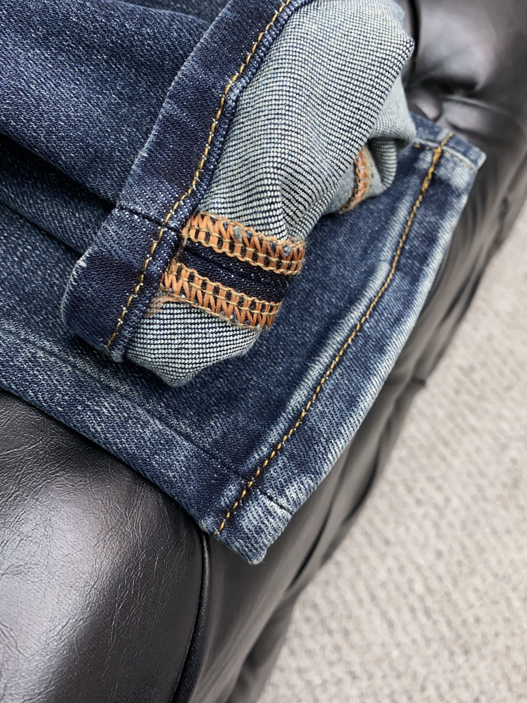 迪奥 25年秋冬新款休闲牛仔裤裤 干净利落剪裁，都市风十足 采用精纺面料手感软糯干爽，上身效果挺括有型。