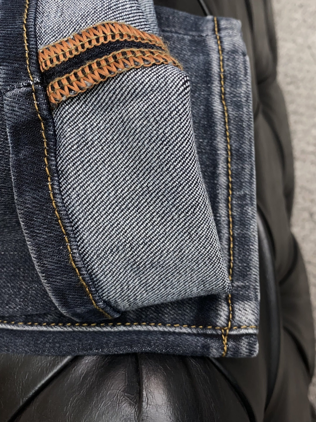 阿玛尼 25年秋冬新款休闲牛仔裤裤 干净利落剪裁，都市风十足 采用精纺面料手感软糯干爽，上身效果挺括有型