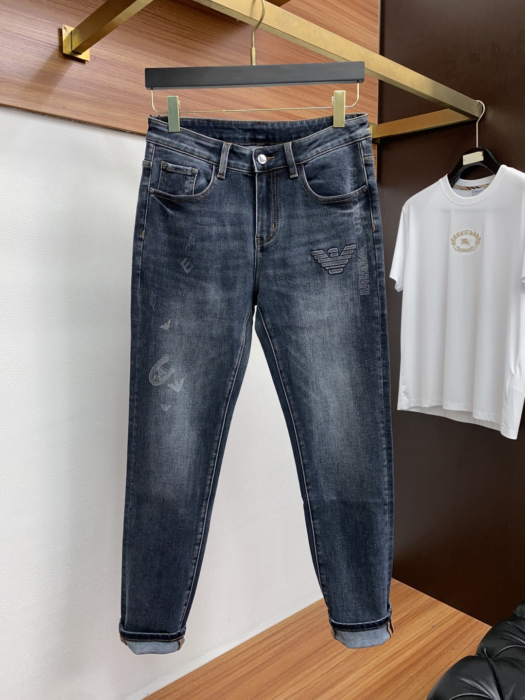 阿玛尼 25年秋冬新款休闲牛仔裤裤 干净利落剪裁，都市风十足 采用精纺面料手感软糯干爽，上身效果挺括有型