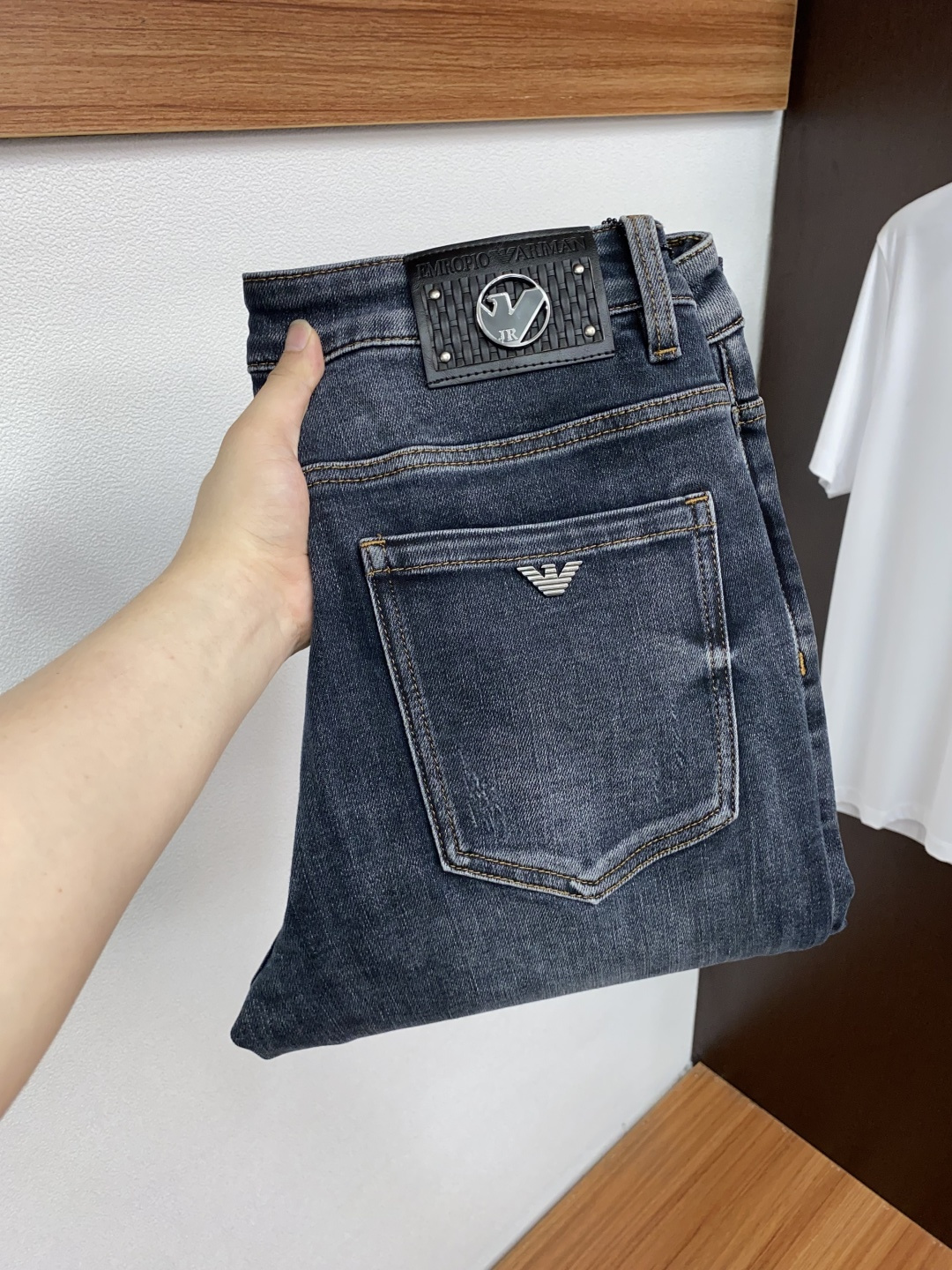 阿玛尼 25年秋冬新款休闲牛仔裤裤 干净利落剪裁，都市风十足 采用精纺面料手感软糯干爽，上身效果挺括有型