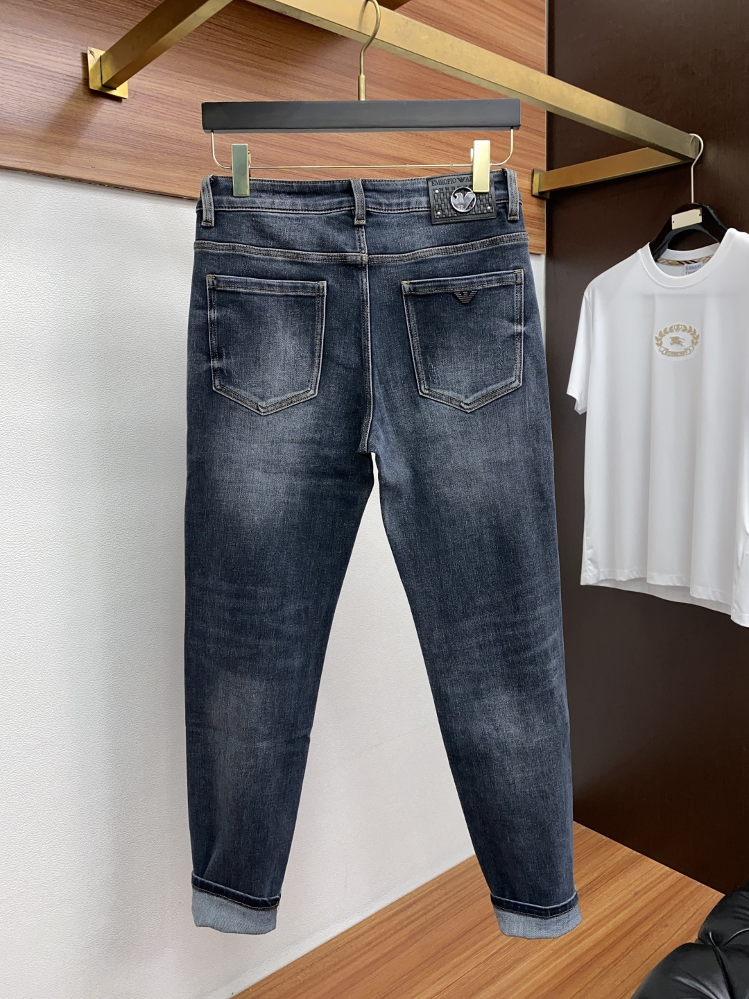 阿玛尼 25年秋冬新款休闲牛仔裤裤 干净利落剪裁，都市风十足 采用精纺面料手感软糯干爽，上身效果挺括有型