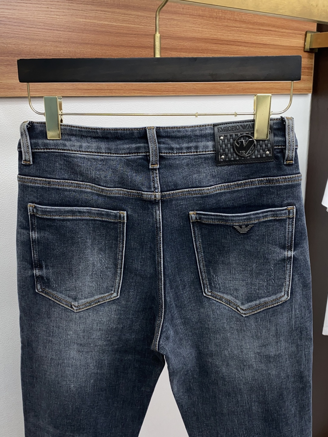 阿玛尼 25年秋冬新款休闲牛仔裤裤 干净利落剪裁，都市风十足 采用精纺面料手感软糯干爽，上身效果挺括有型