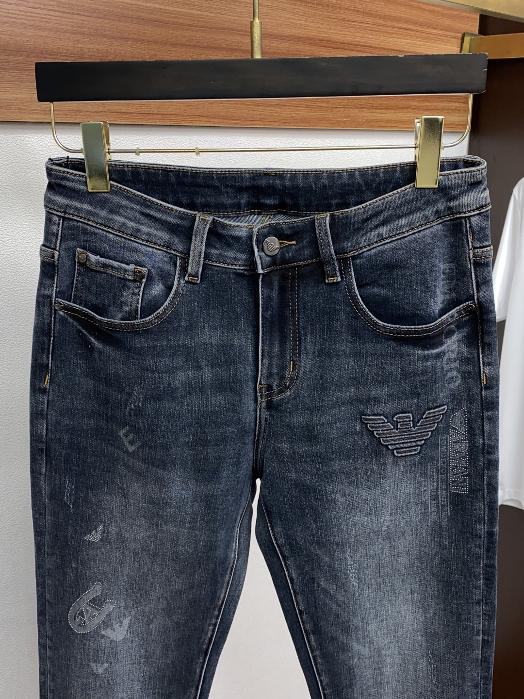 阿玛尼 25年秋冬新款休闲牛仔裤裤 干净利落剪裁，都市风十足 采用精纺面料手感软糯干爽，上身效果挺括有型