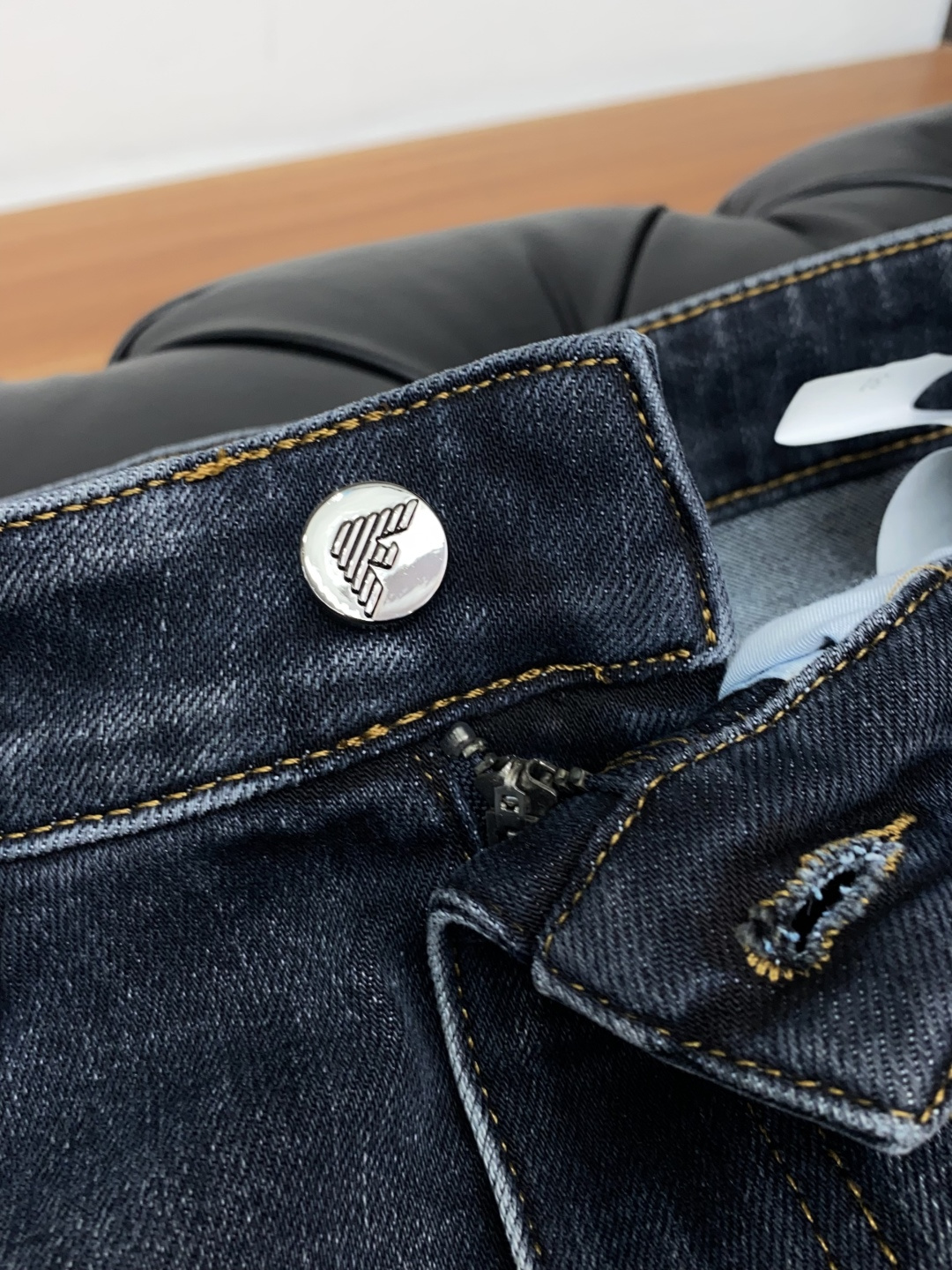 阿玛尼 25年秋冬新款休闲牛仔裤裤 干净利落剪裁，都市风十足 采用精纺面料手感软糯干爽，上身效果挺括有型