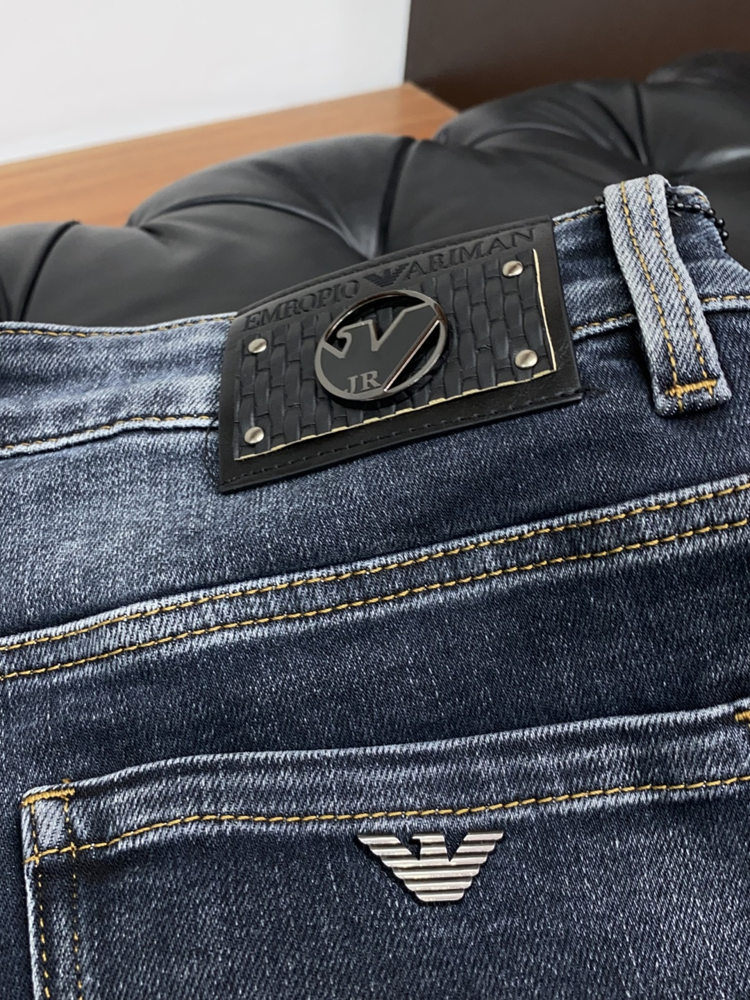 阿玛尼 25年秋冬新款休闲牛仔裤裤 干净利落剪裁，都市风十足 采用精纺面料手感软糯干爽，上身效果挺括有型