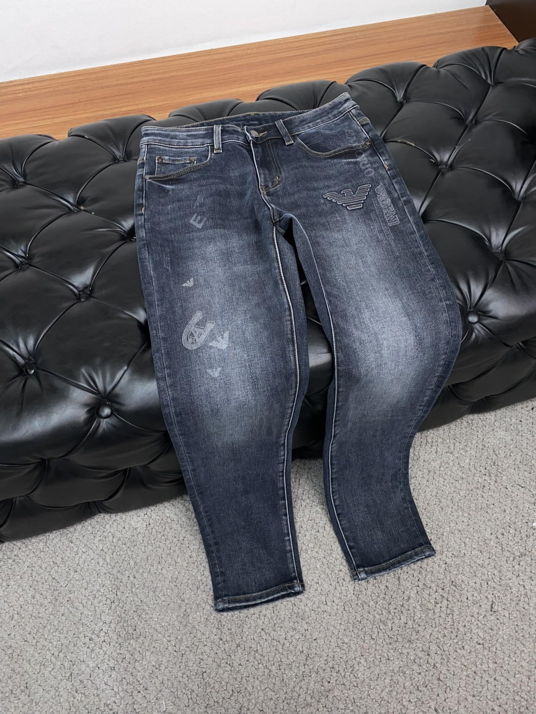 阿玛尼 25年秋冬新款休闲牛仔裤裤 干净利落剪裁，都市风十足 采用精纺面料手感软糯干爽，上身效果挺括有型