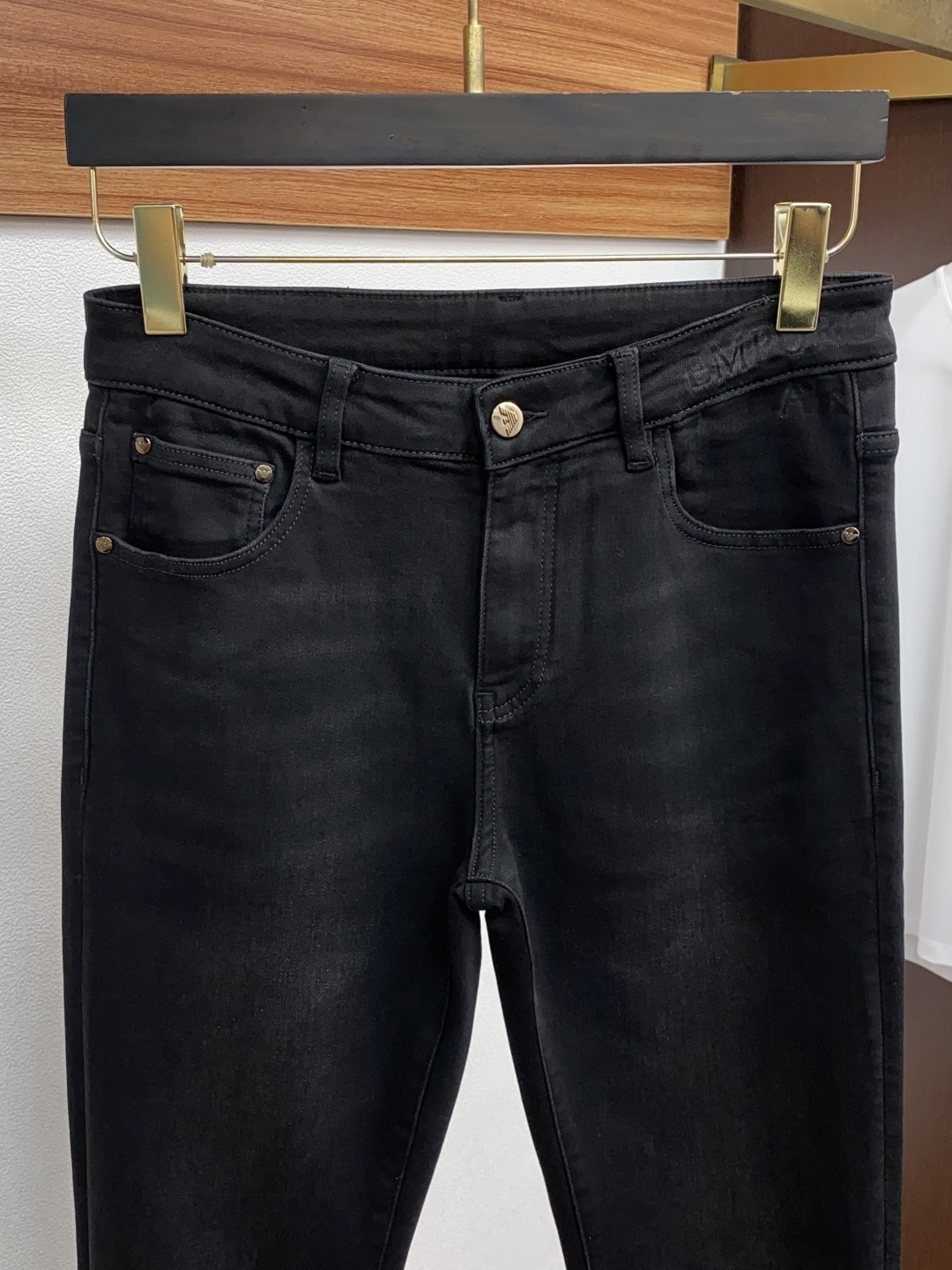 阿玛尼 25年秋冬新款休闲牛仔裤裤 干净利落剪裁，都市风十足 采用精纺面料手感软糯干爽，上身效果挺括有型