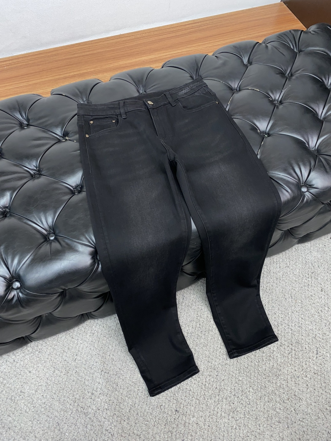 阿玛尼 25年秋冬新款休闲牛仔裤裤 干净利落剪裁，都市风十足 采用精纺面料手感软糯干爽，上身效果挺括有型