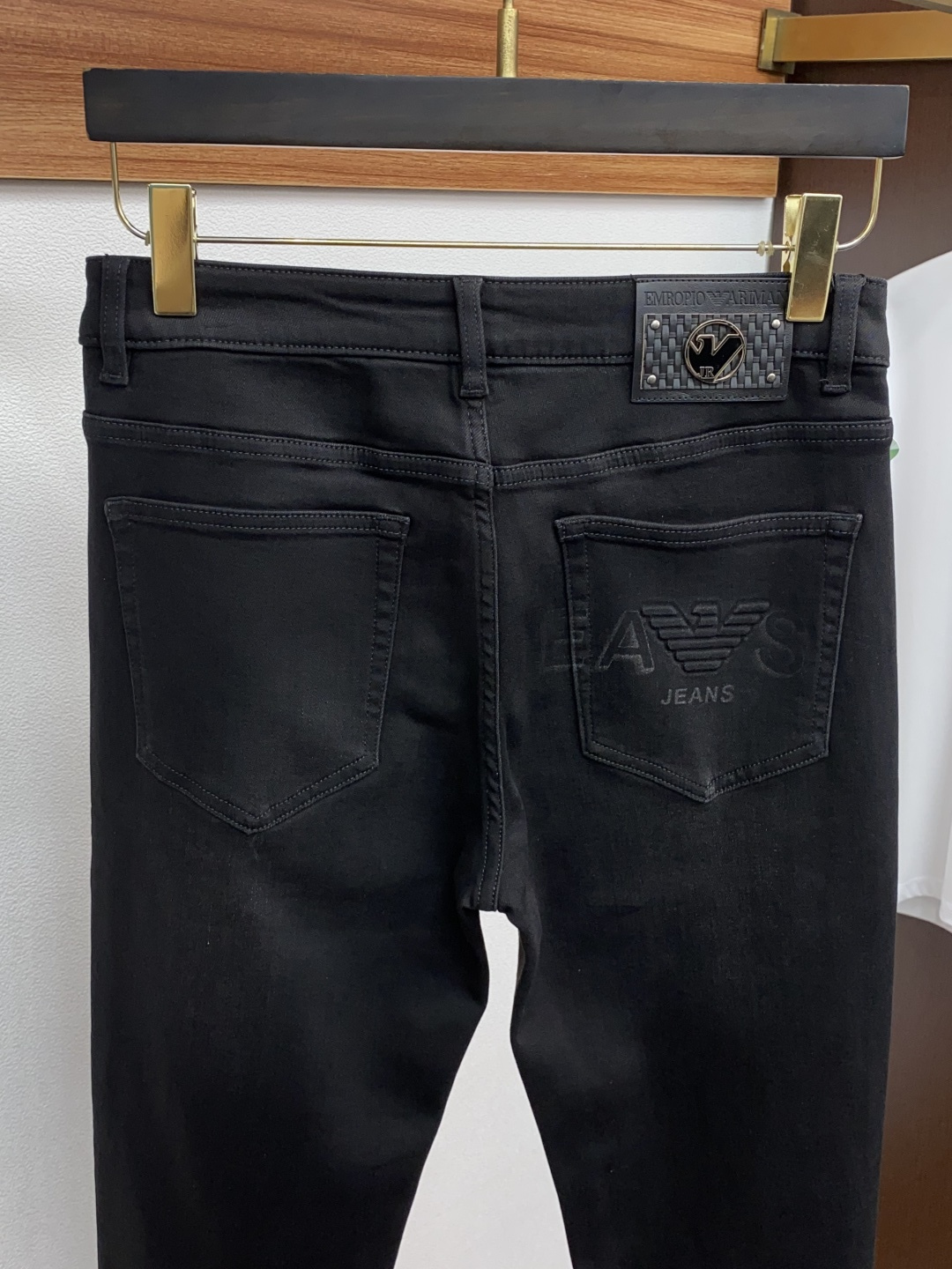 阿玛尼 25年秋冬新款休闲牛仔裤裤 干净利落剪裁，都市风十足 采用精纺面料手感软糯干爽，上身效果挺括有型