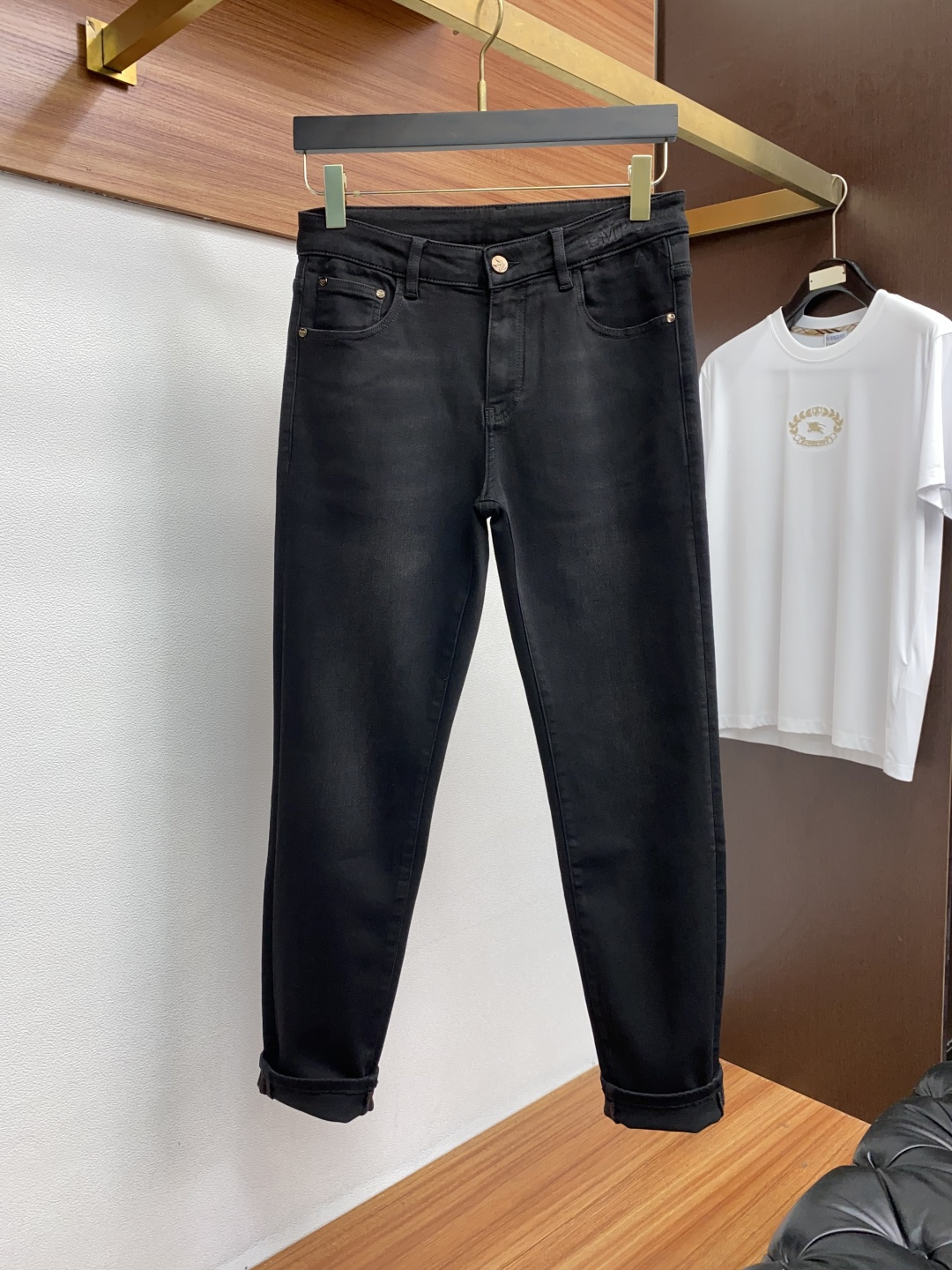 阿玛尼 25年秋冬新款休闲牛仔裤裤 干净利落剪裁，都市风十足 采用精纺面料手感软糯干爽，上身效果挺括有型