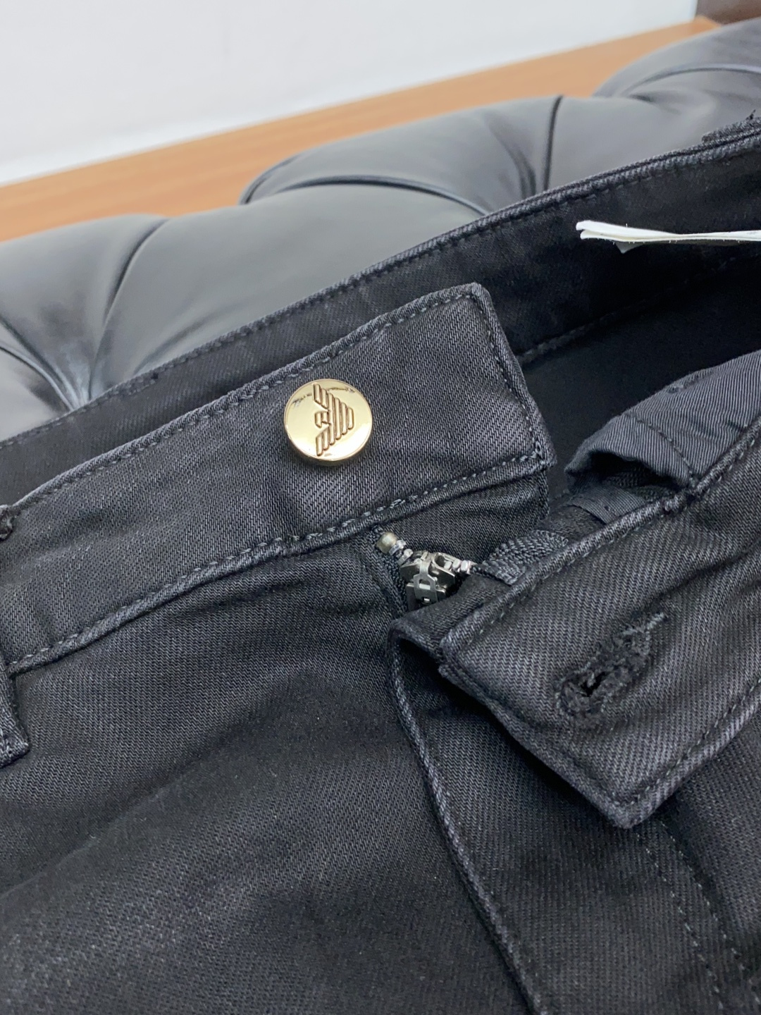 阿玛尼 25年秋冬新款休闲牛仔裤裤 干净利落剪裁，都市风十足 采用精纺面料手感软糯干爽，上身效果挺括有型