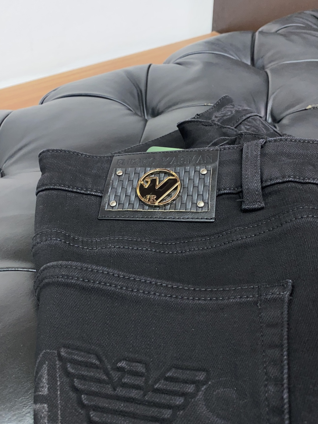 阿玛尼 25年秋冬新款休闲牛仔裤裤 干净利落剪裁，都市风十足 采用精纺面料手感软糯干爽，上身效果挺括有型