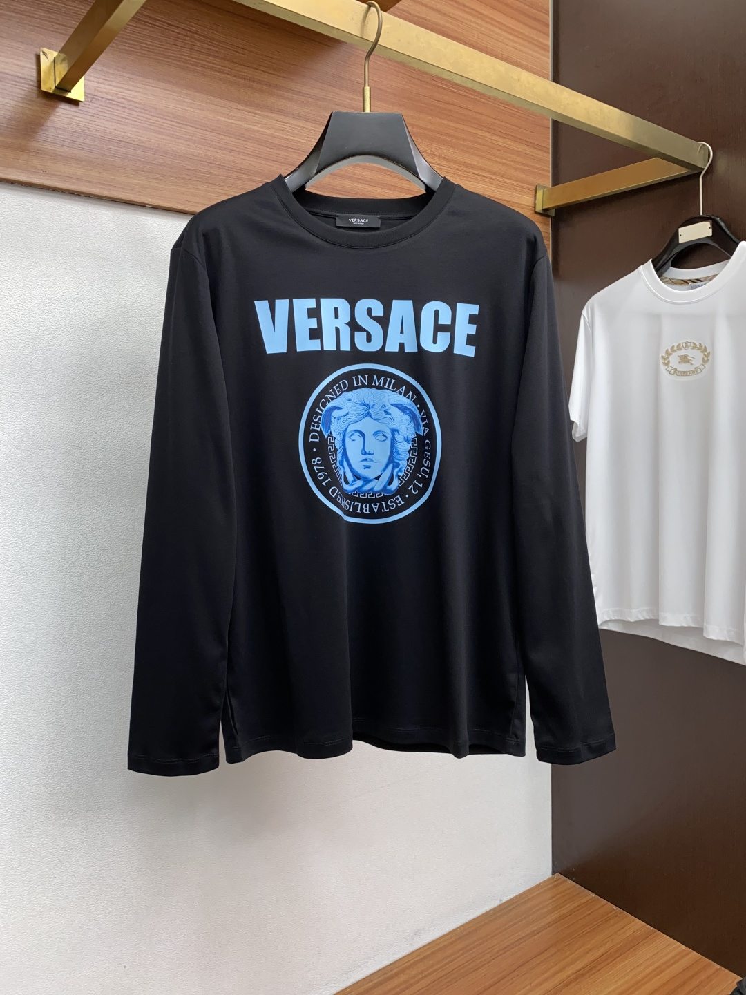NO:524044,Versace 25//ss autumn and winter exclusively for new original single men's casual long sleeves High luxury custom fabric Xinjiang long velvet cotton soft and comfortable high-version Fashionable and versatile imported fabrics Super soft and delicate touch, skin-friendly and comfortable high-end boutique OEM factory fine-made top body very good Men's essential items Number 48-56/M-3XL, versace, alexander wang19860909范思哲 25//ss秋冬 独家专供新款原单男士休闲长袖 高奢订制面料新疆长绒棉 绵柔笔挺舒适 高版本 时尚百搭爆款进口面料 手感超柔软细腻 穿着亲肤舒适 高端精品 代工厂精细做上身非常赞 男士必备单品 码数48-56/M-3XL,,versace,alexander wang,Men's clothing