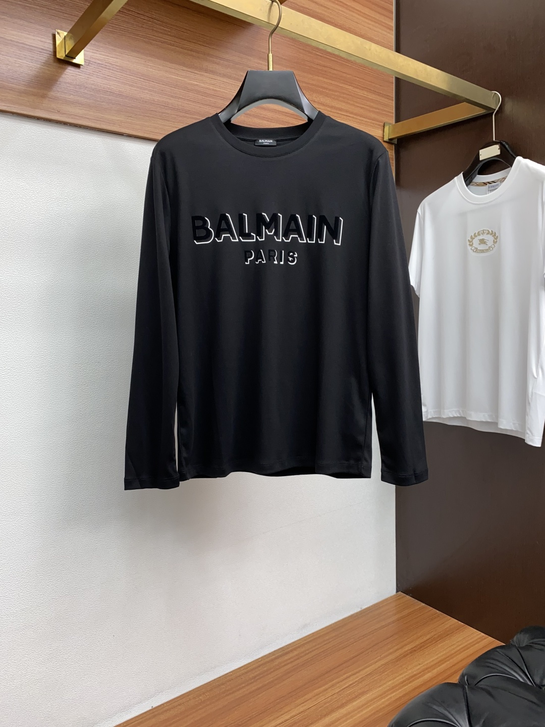 NO:523955,Versace 25//ss autumn and winter exclusively for new original single men's casual long sleeves High luxury custom fabric Xinjiang long velvet cotton soft and comfortable high-version Fashionable and versatile imported fabrics Super soft and delicate touch, skin-friendly and comfortable high-end boutique OEM factory fine-made top body very good Men's essential items Number 48-56/M-3XL, versace, alexander wang19860909范思哲 25//ss秋冬 独家专供新款原单男士休闲长袖 高奢订制面料新疆长绒棉 绵柔笔挺舒适 高版本 时尚百搭爆款进口面料 手感超柔软细腻 穿着亲肤舒适 高端精品 代工厂精细做上身非常赞 男士必备单品 码数48-56/M-3XL,,versace,alexander wang,Men's clothing