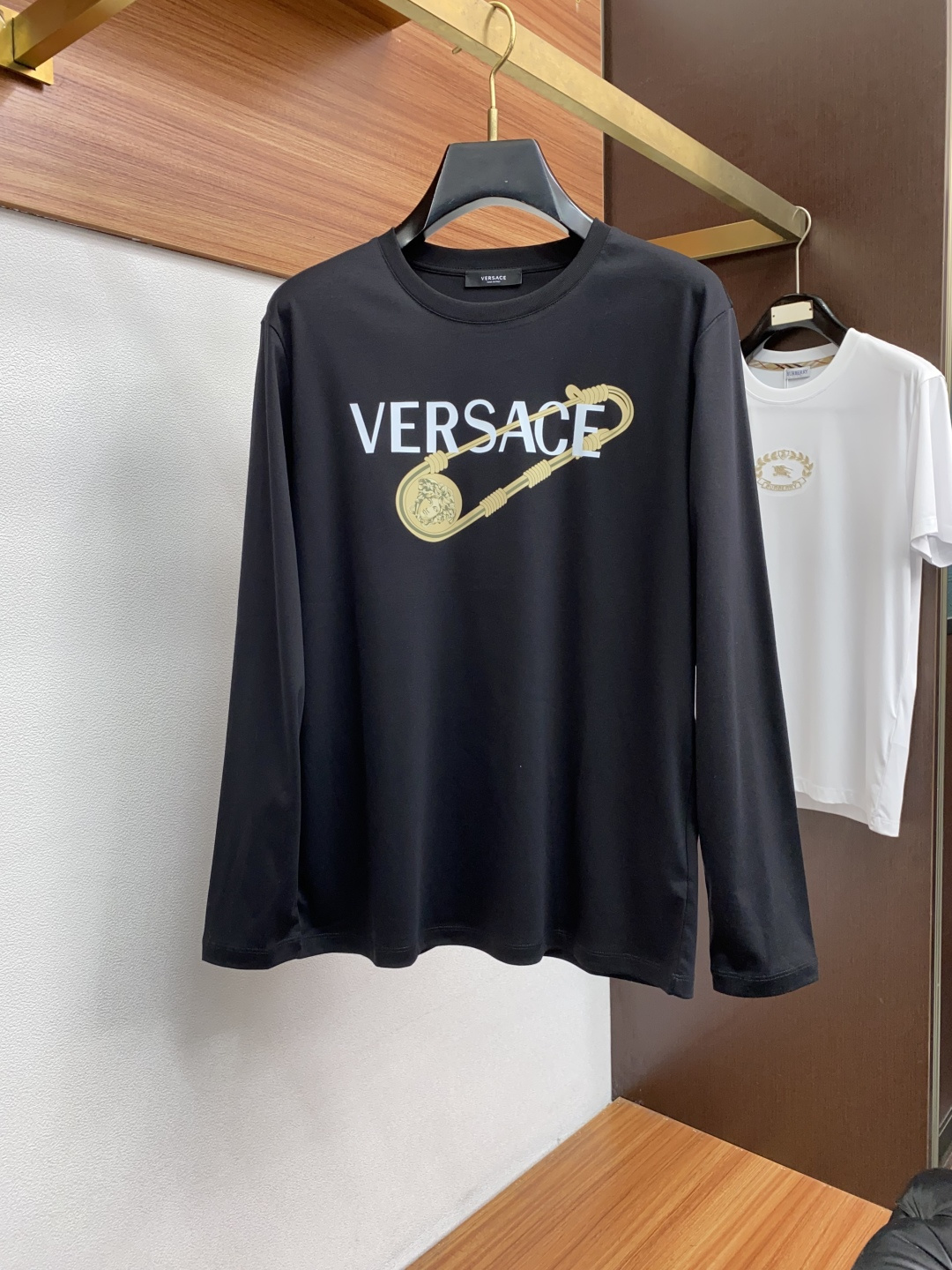 NO:523944,Versace 25//ss autumn and winter exclusively for new original single men's casual long sleeves High luxury custom fabric Xinjiang long velvet cotton soft and comfortable high-version Fashionable and versatile imported fabrics Super soft and delicate touch, skin-friendly and comfortable high-end boutique OEM factory fine-made top body very good Men's essential items Number 48-56/M-3XL, versace, alexander wang19860909范思哲 25//ss秋冬 独家专供新款原单男士休闲长袖 高奢订制面料新疆长绒棉 绵柔笔挺舒适 高版本 时尚百搭爆款进口面料 手感超柔软细腻 穿着亲肤舒适 高端精品 代工厂精细做上身非常赞 男士必备单品 码数48-56/M-3XL,,versace,alexander wang,Men's clothing