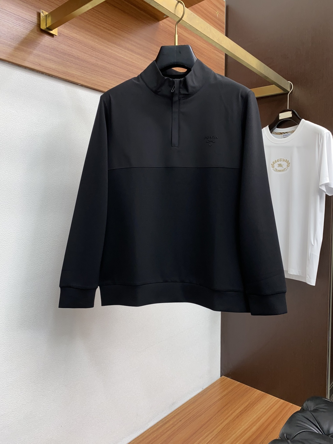 普拉达 25秋冬家族男士高端立领长袖卫衣，香港洋行渠道货，纯正血统品质，25年秋冬 新款，经典王牌系列！