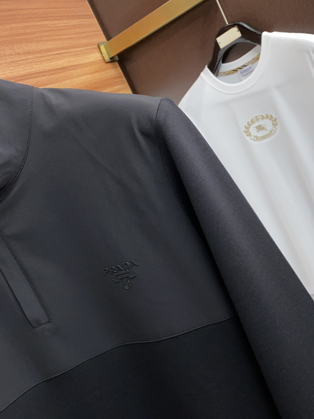 普拉达 25秋冬家族男士高端立领长袖卫衣，香港洋行渠道货，纯正血统品质，25年秋冬 新款，经典王牌系列！