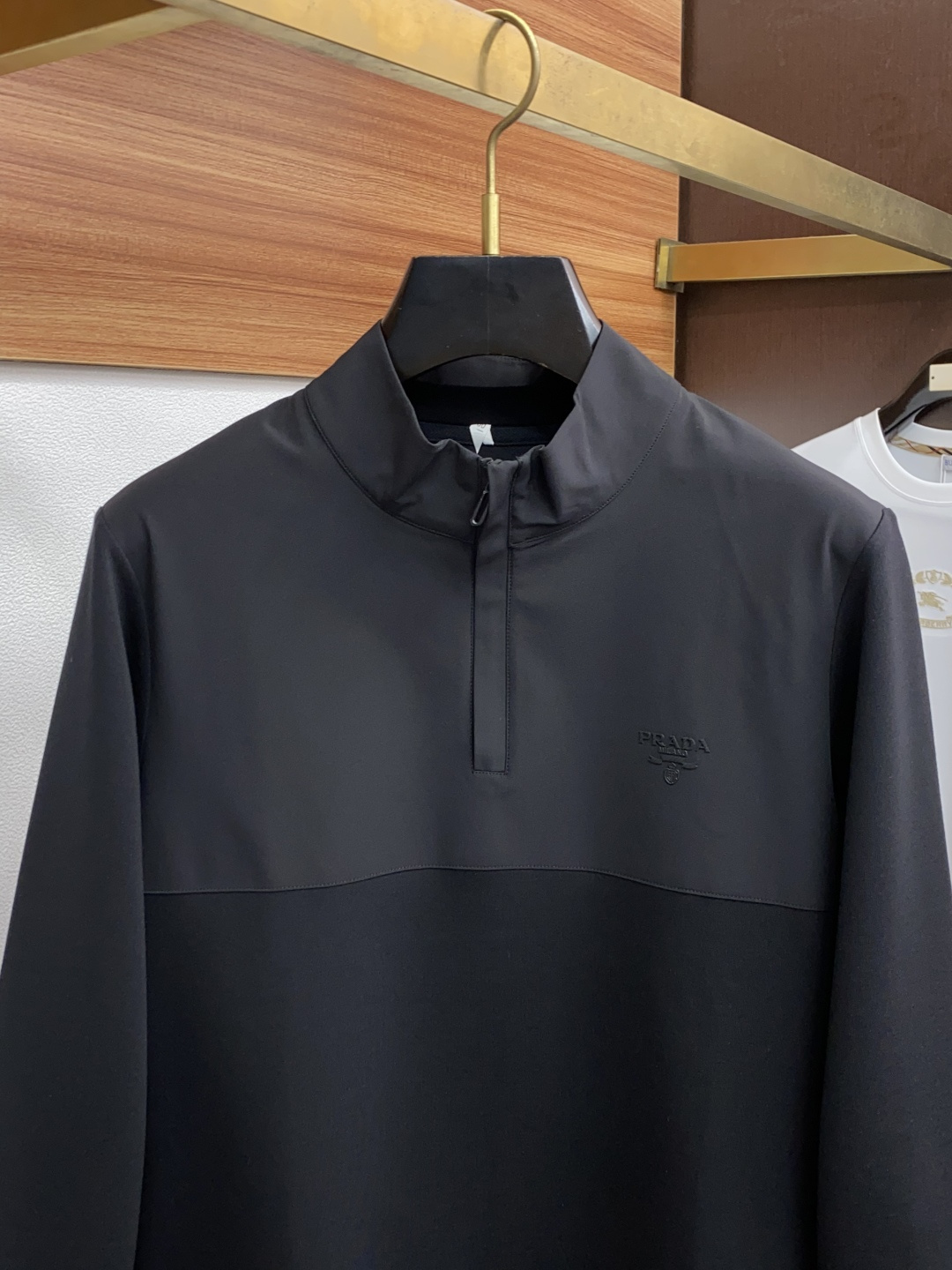 普拉达 25秋冬家族男士高端立领长袖卫衣，香港洋行渠道货，纯正血统品质，25年秋冬 新款，经典王牌系列！