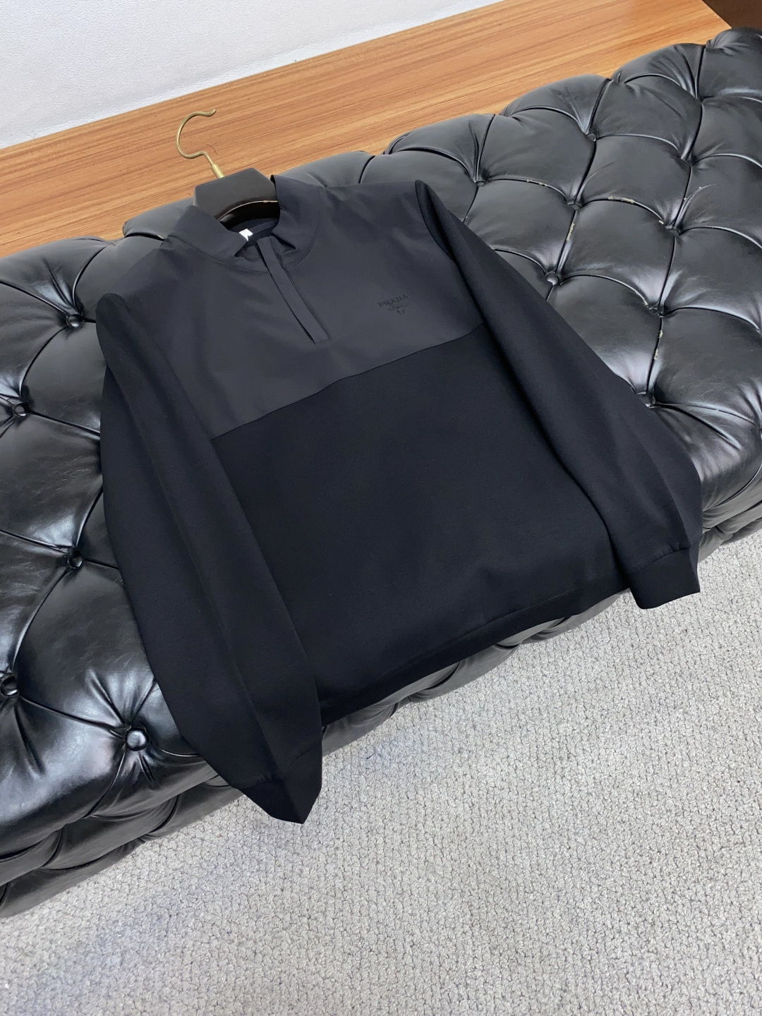 普拉达 25秋冬家族男士高端立领长袖卫衣，香港洋行渠道货，纯正血统品质，25年秋冬 新款，经典王牌系列！