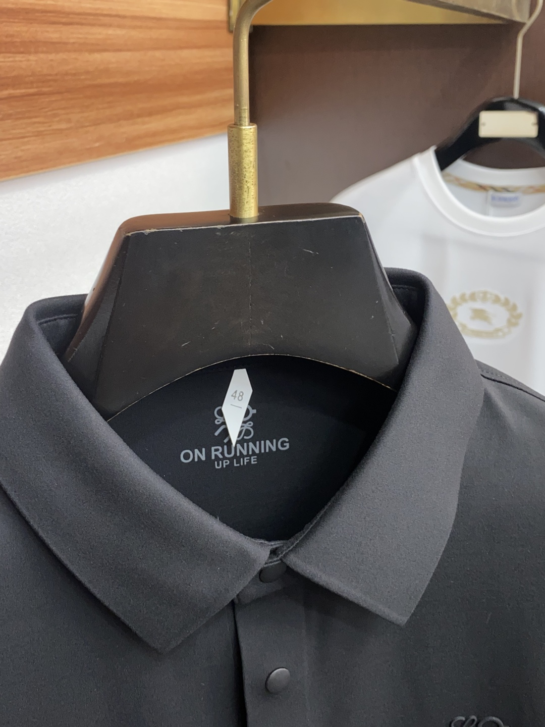 迪桑特 男士商务长袖衬衫.官方同步系列！颇具意大利典型风格的时装，在面料选取和工艺方面都相当考究，极符合