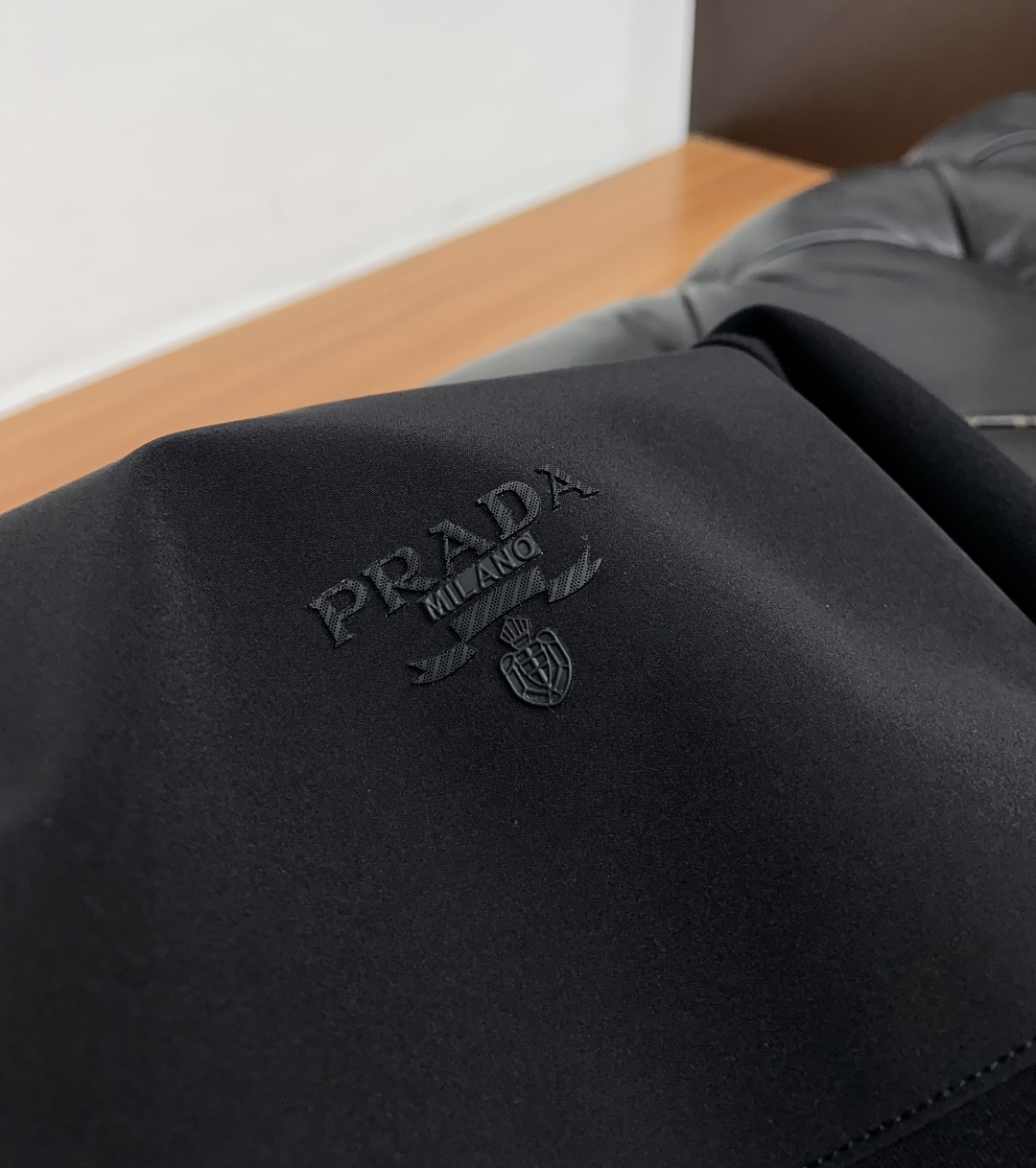 普拉达 25秋冬家族男士高端立领长袖卫衣，香港洋行渠道货，纯正血统品质，25年秋冬 新款，经典王牌系列！