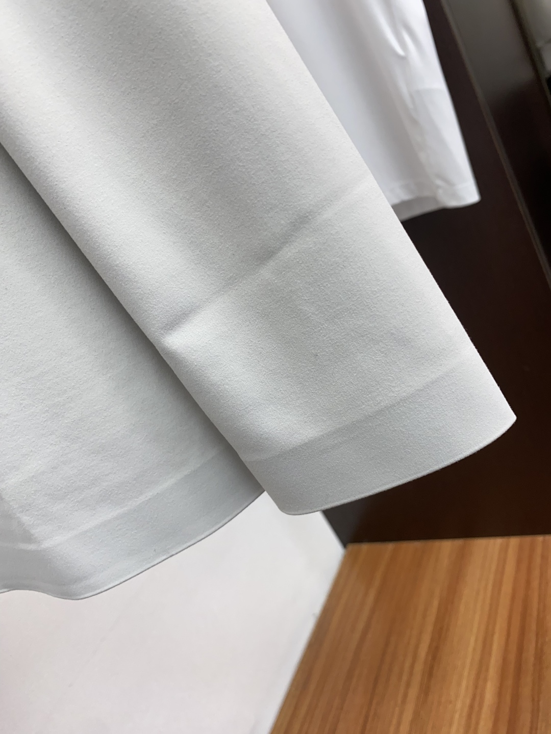 罗意威 男士商务长袖衬衫.官方同步系列！颇具意大利典型风格的时装，在面料选取和工艺方面都相当考究，极符合