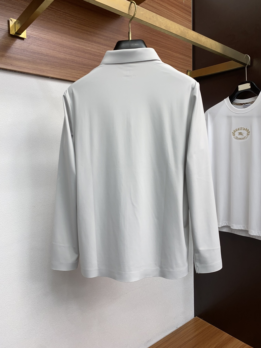 罗意威 男士商务长袖衬衫.官方同步系列！颇具意大利典型风格的时装，在面料选取和工艺方面都相当考究，极符合