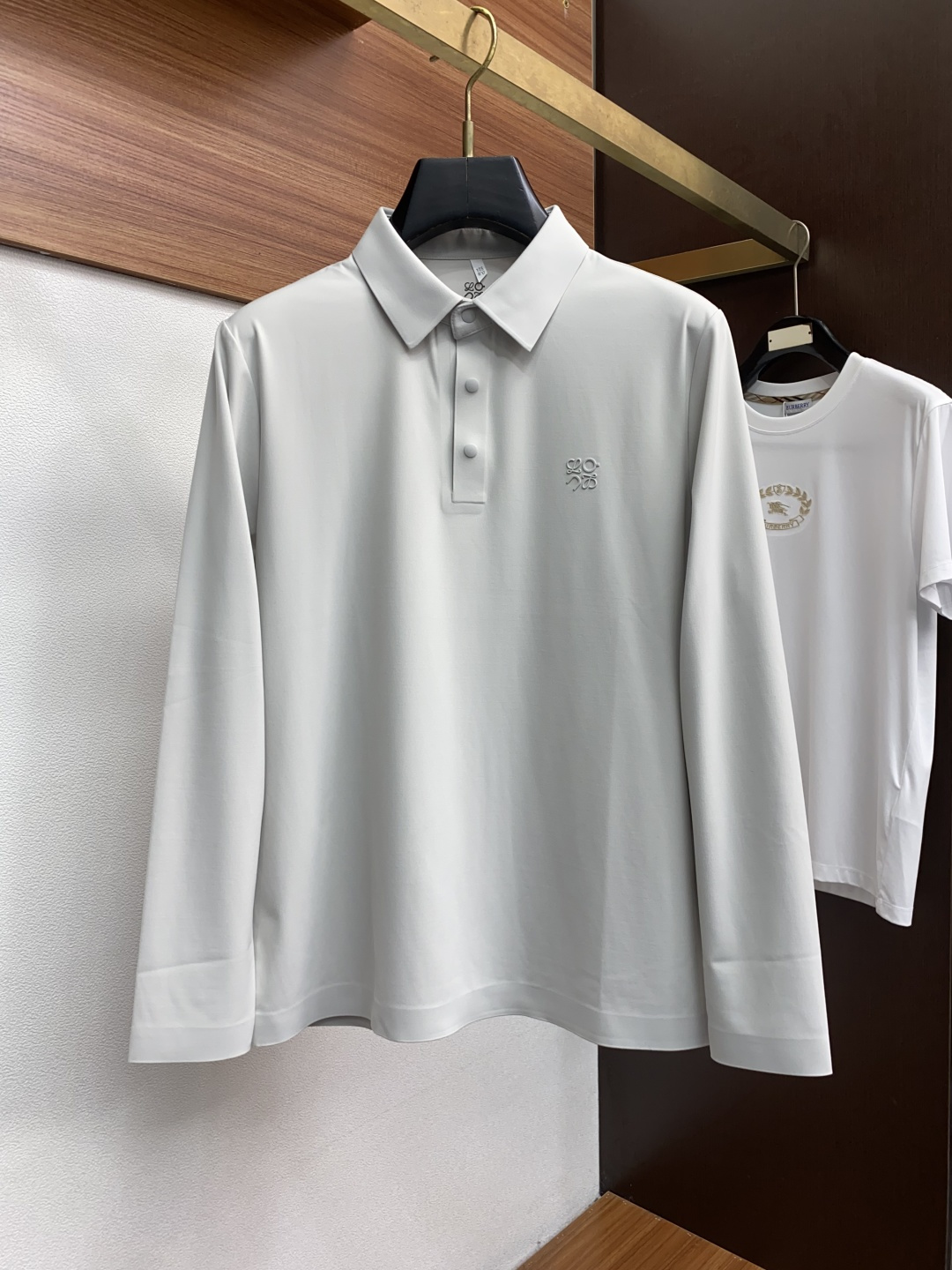 罗意威 男士商务长袖衬衫.官方同步系列！颇具意大利典型风格的时装，在面料选取和工艺方面都相当考究，极符合