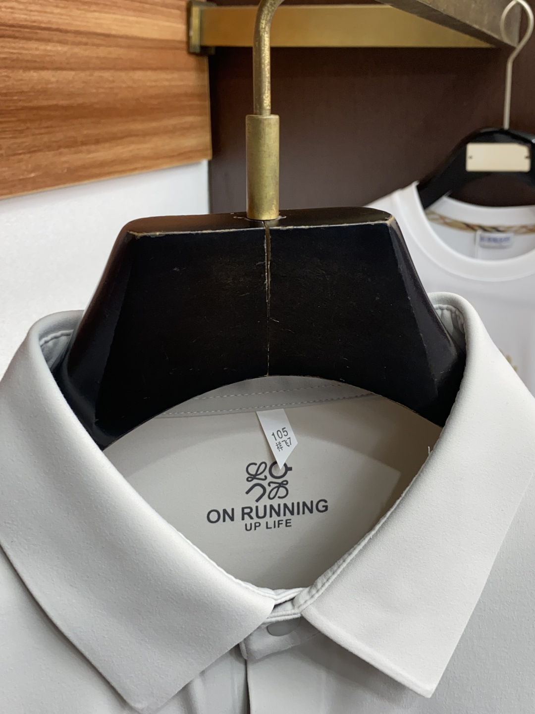 罗意威 男士商务长袖衬衫.官方同步系列！颇具意大利典型风格的时装，在面料选取和工艺方面都相当考究，极符合