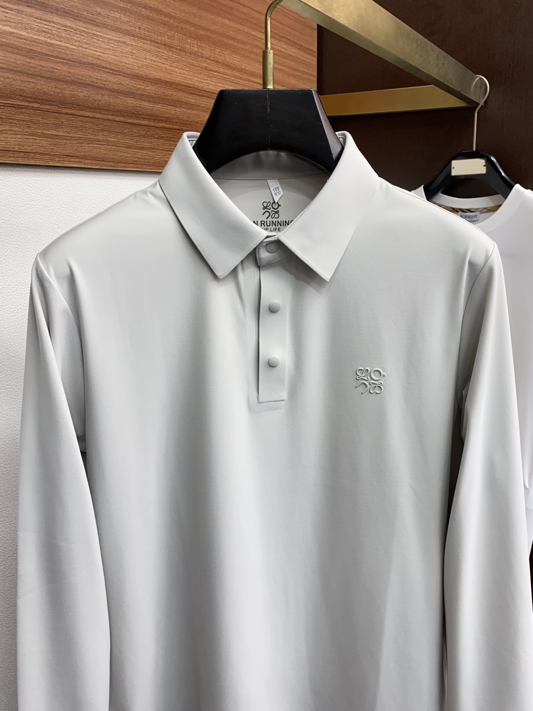 罗意威 男士商务长袖衬衫.官方同步系列！颇具意大利典型风格的时装，在面料选取和工艺方面都相当考究，极符合