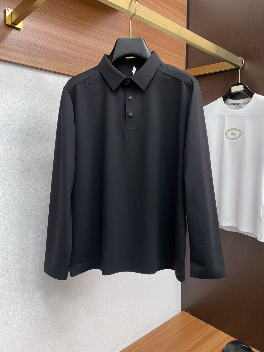 迪桑特 男士商务长袖衬衫.官方同步系列！颇具意大利典型风格的时装，在面料选取和工艺方面都相当考究，极符合