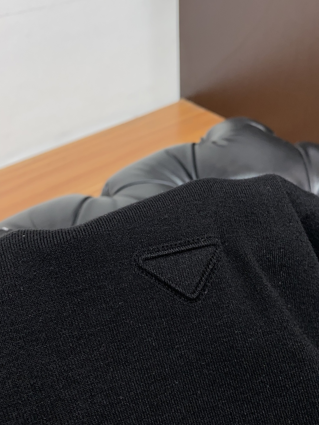 普拉达 男士高端简约立领加厚针织毛衣短袖 ，香港洋行渠道货，纯正血统品质，25年秋冬 新款，经典王牌系列