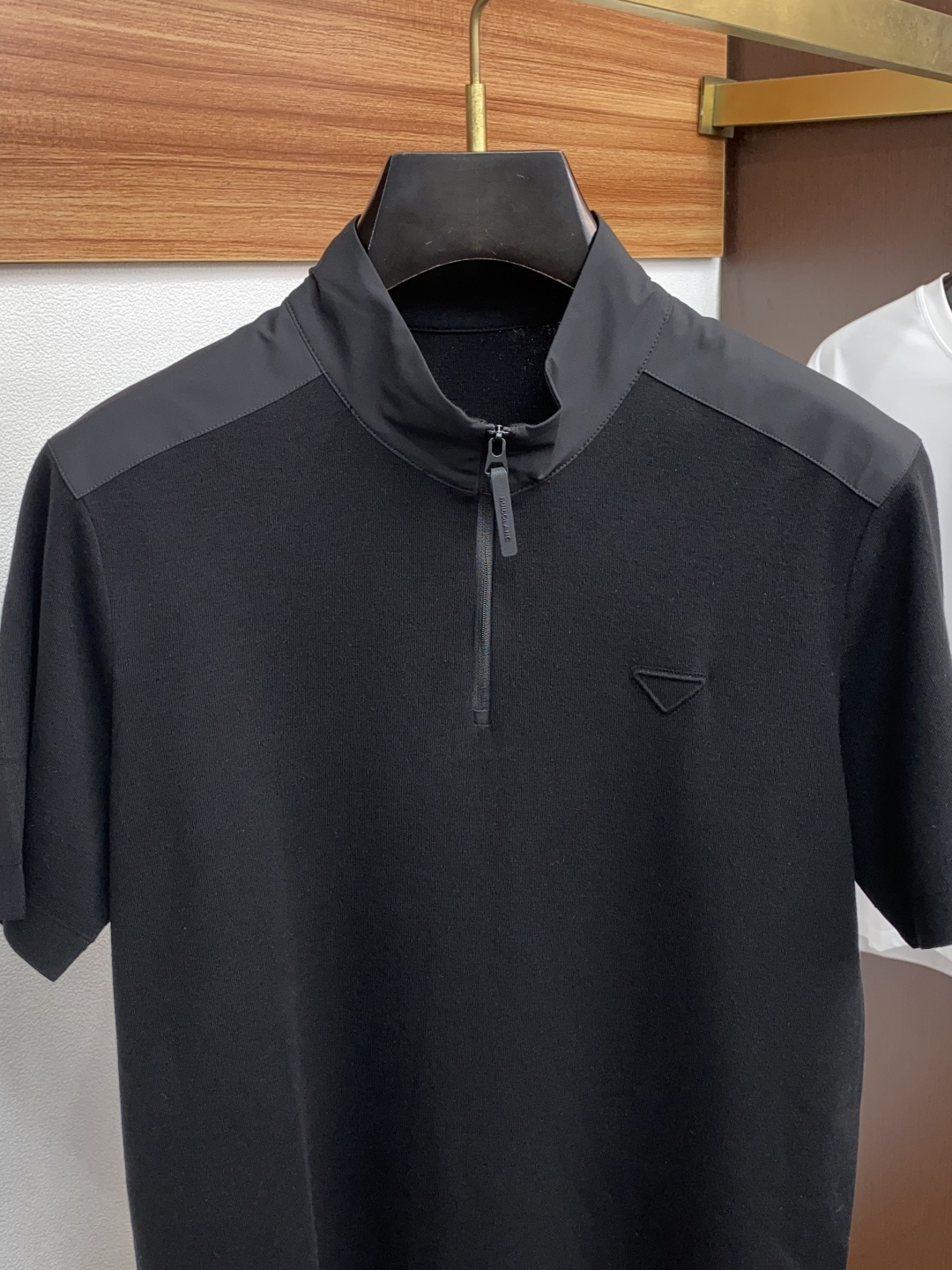 普拉达 男士高端简约立领加厚针织毛衣短袖 ，香港洋行渠道货，纯正血统品质，25年秋冬 新款，经典王牌系列