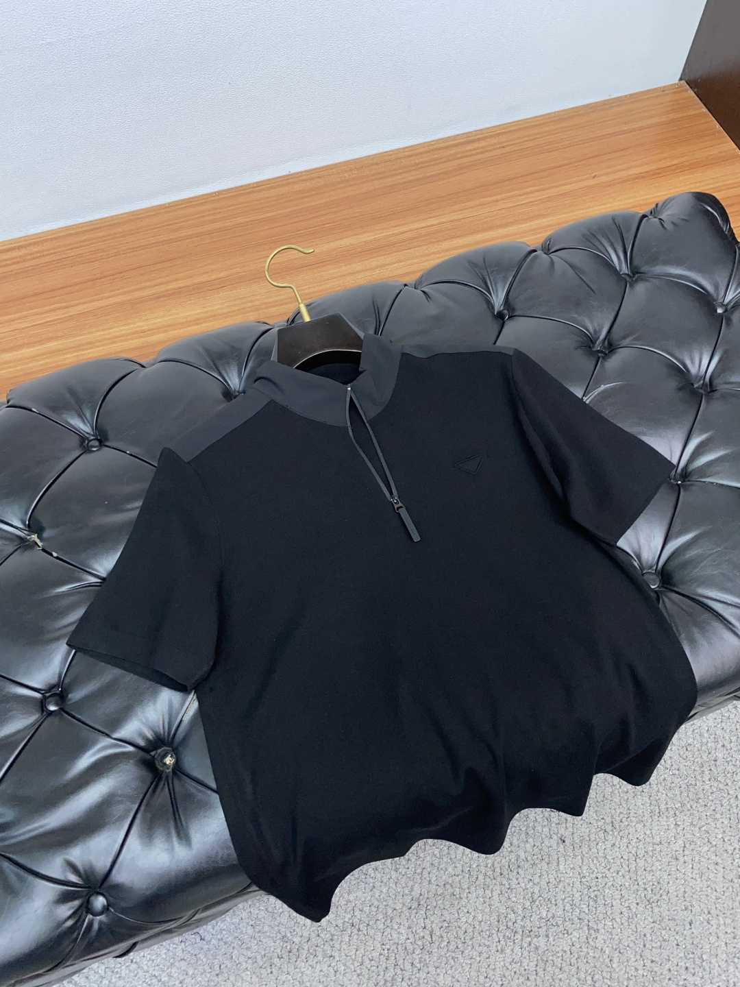 普拉达 男士高端简约立领加厚针织毛衣短袖 ，香港洋行渠道货，纯正血统品质，25年秋冬 新款，经典王牌系列