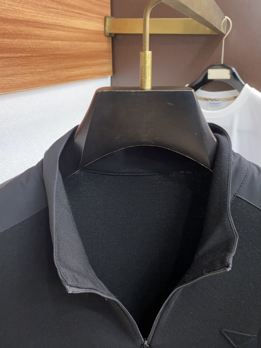 普拉达 男士高端简约立领加厚针织毛衣短袖 ，香港洋行渠道货，纯正血统品质，25年秋冬 新款，经典王牌系列