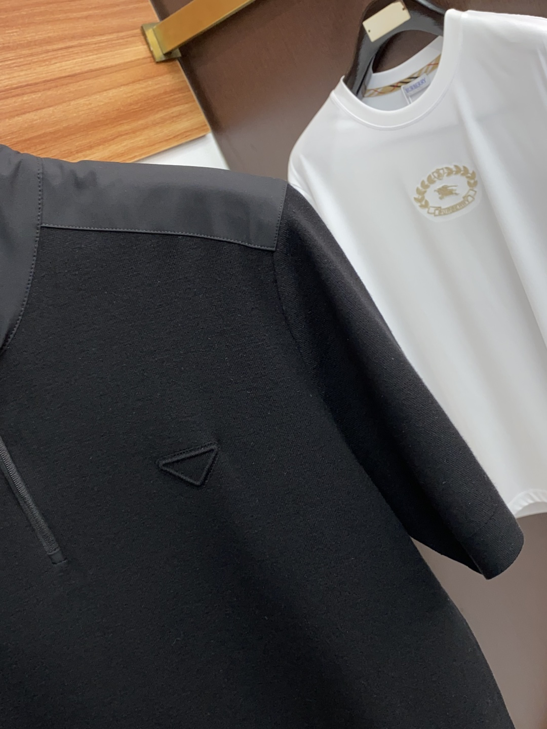 普拉达 男士高端简约立领加厚针织毛衣短袖 ，香港洋行渠道货，纯正血统品质，25年秋冬 新款，经典王牌系列