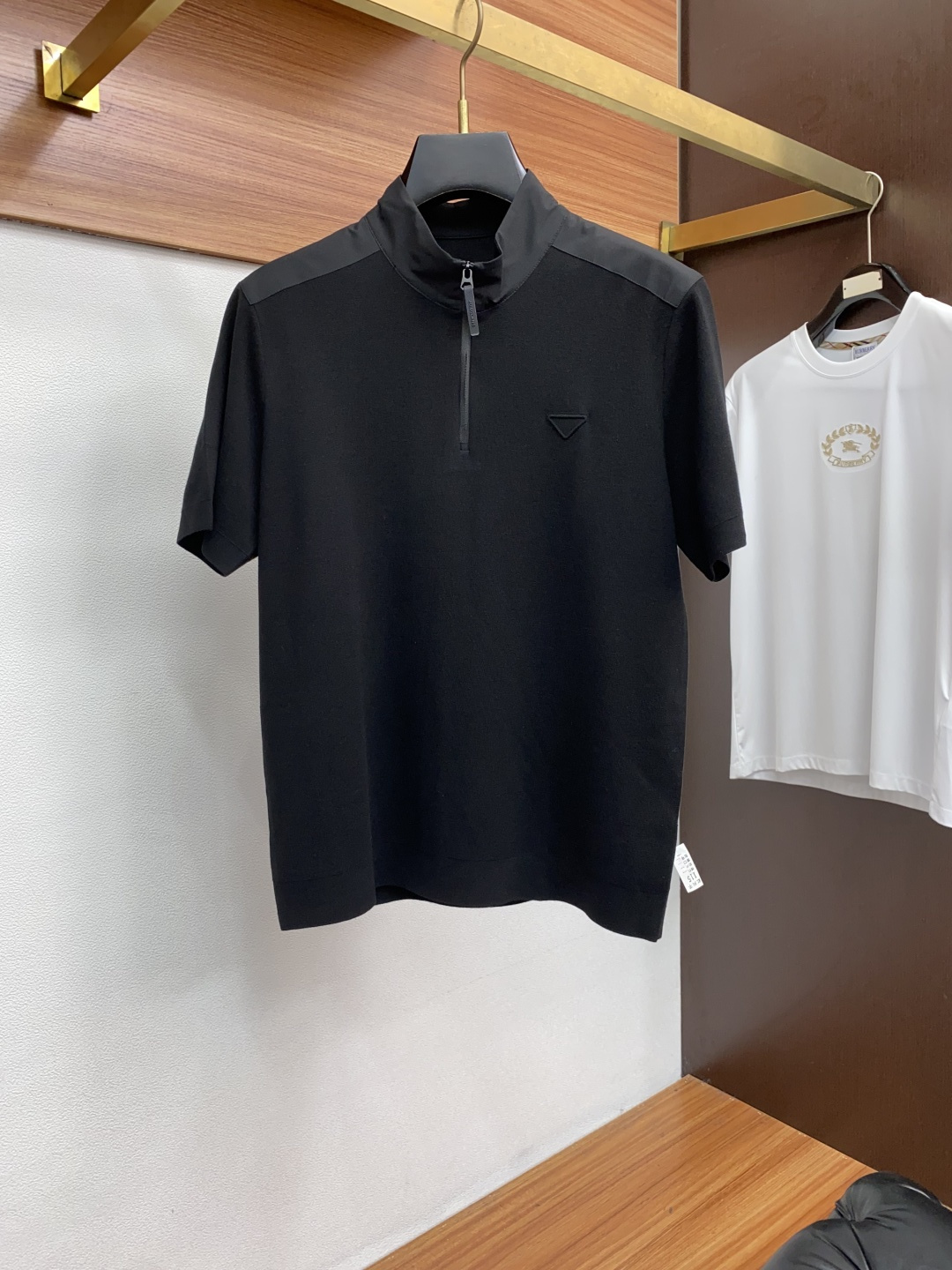 普拉达 男士高端简约立领加厚针织毛衣短袖 ，香港洋行渠道货，纯正血统品质，25年秋冬 新款，经典王牌系列