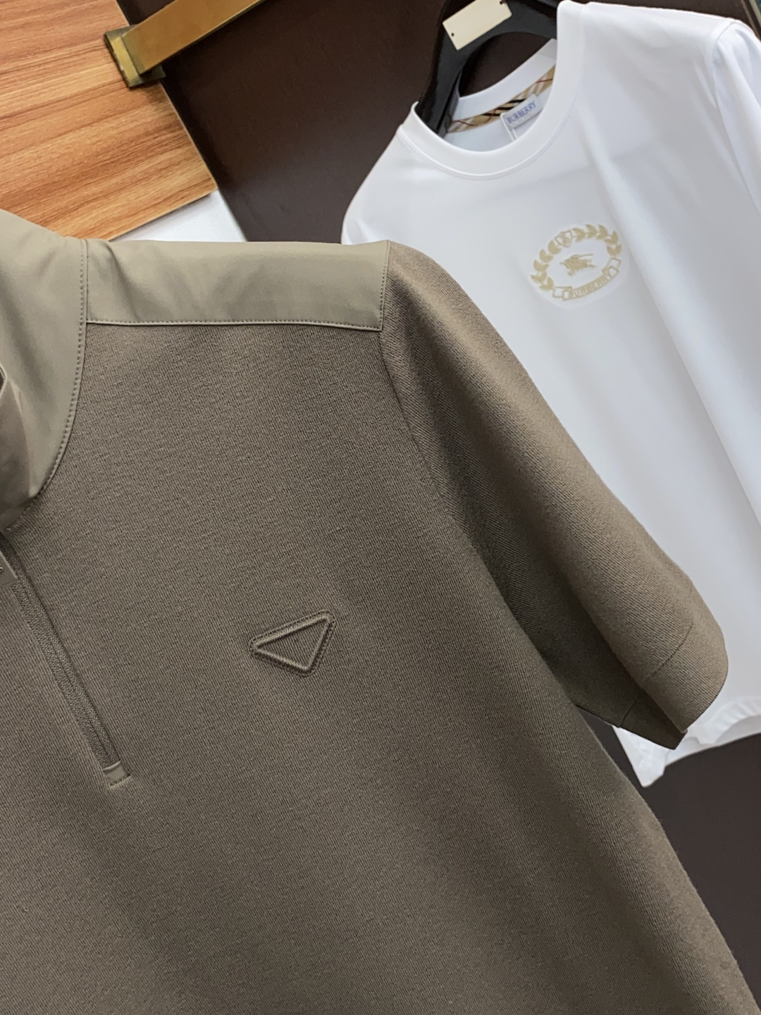 普拉达 男士高端简约立领加厚针织毛衣短袖 ，香港洋行渠道货，纯正血统品质，25年秋冬 新款，经典王牌系列