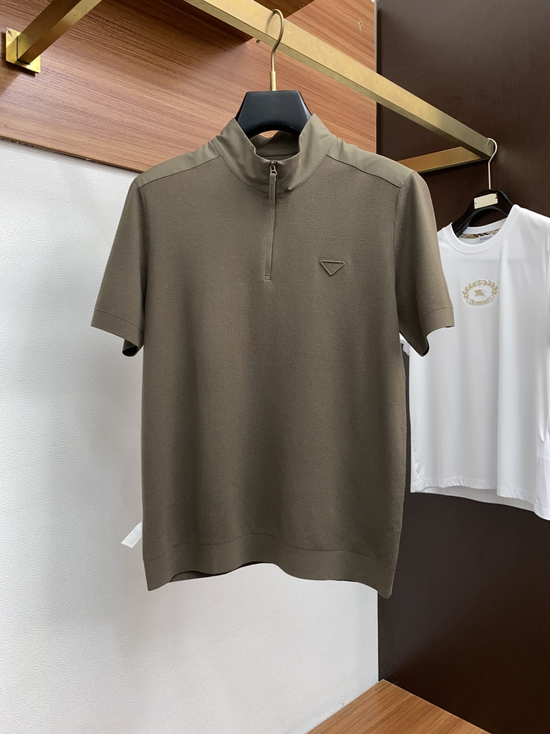 普拉达 男士高端简约立领加厚针织毛衣短袖 ，香港洋行渠道货，纯正血统品质，25年秋冬 新款，经典王牌系列