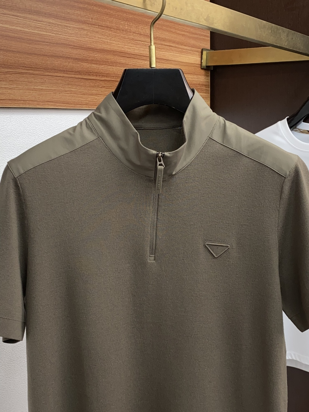 普拉达 男士高端简约立领加厚针织毛衣短袖 ，香港洋行渠道货，纯正血统品质，25年秋冬 新款，经典王牌系列