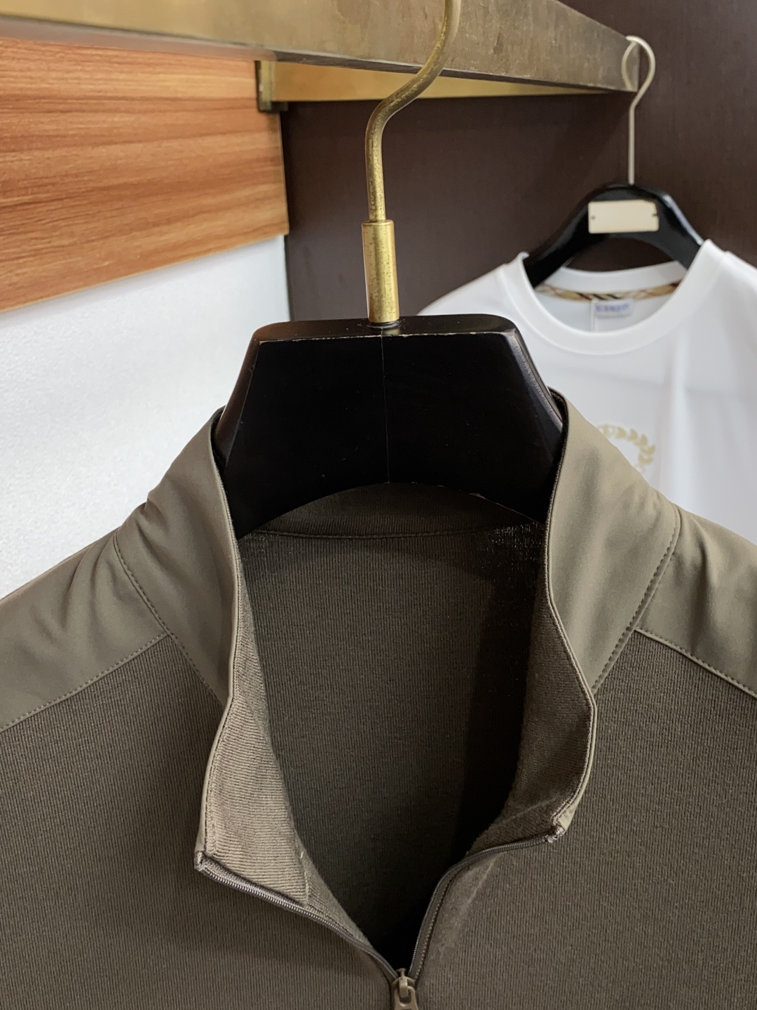 普拉达 男士高端简约立领加厚针织毛衣短袖 ，香港洋行渠道货，纯正血统品质，25年秋冬 新款，经典王牌系列