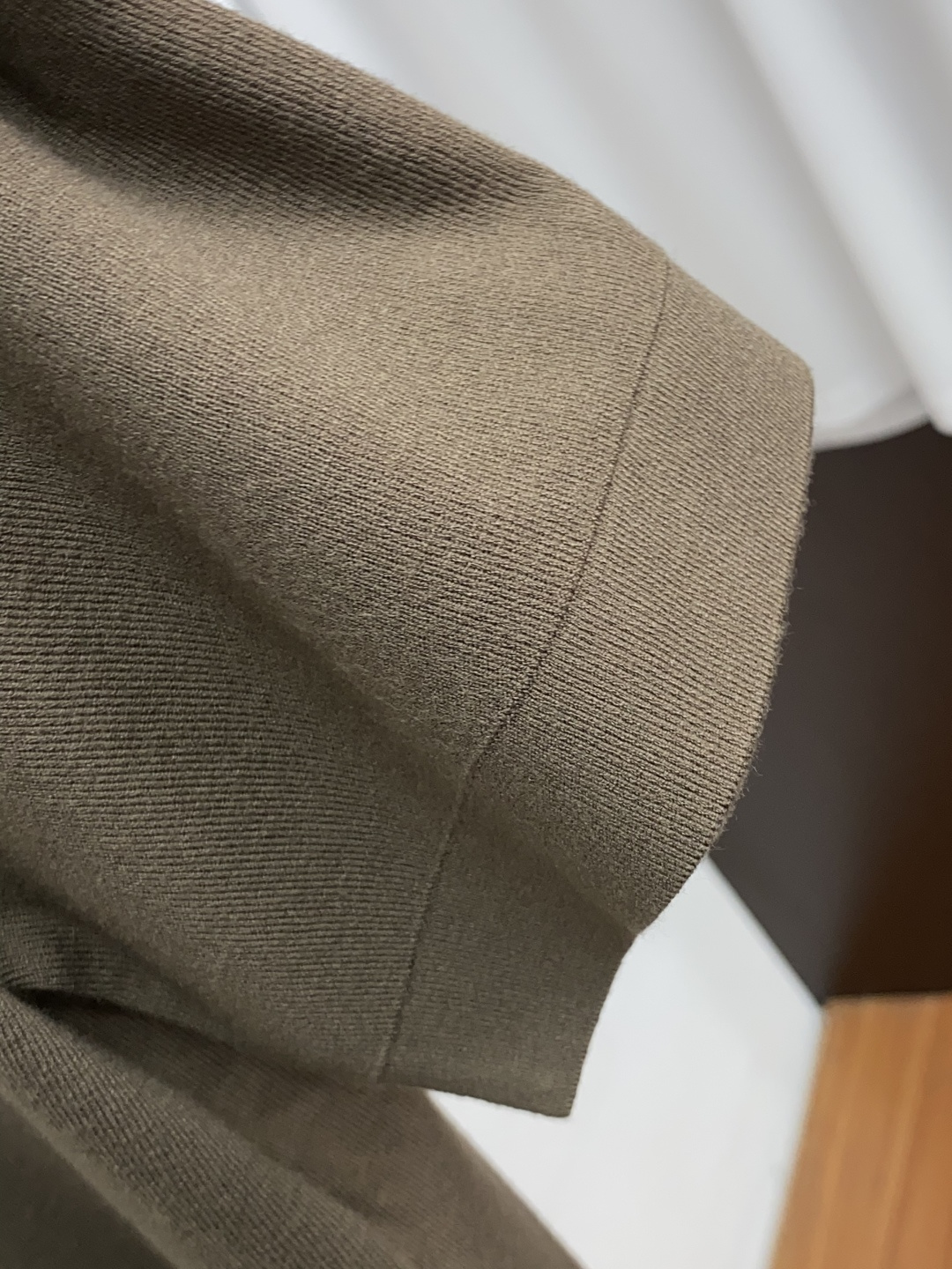 普拉达 男士高端简约立领加厚针织毛衣短袖 ，香港洋行渠道货，纯正血统品质，25年秋冬 新款，经典王牌系列